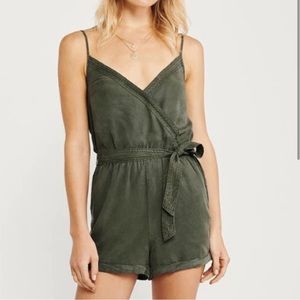 Abercrombie olive green utility tie front romper with pockets